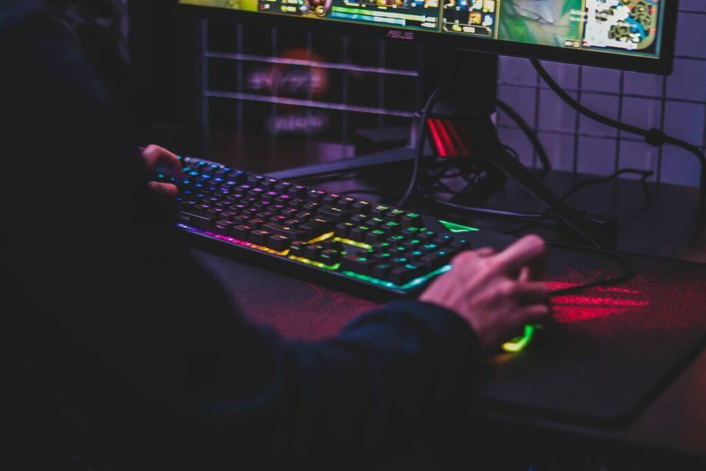 gamer bermain game
